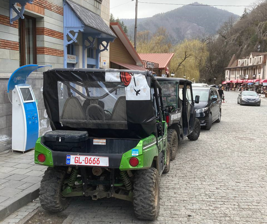 На автомобиле в Грузию: марсианские пейзажи и города в скалах