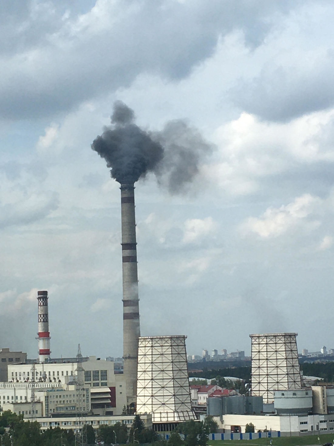 Что это? Из трубы Минской ТЭЦ-3 повалил нетипичный черный дым