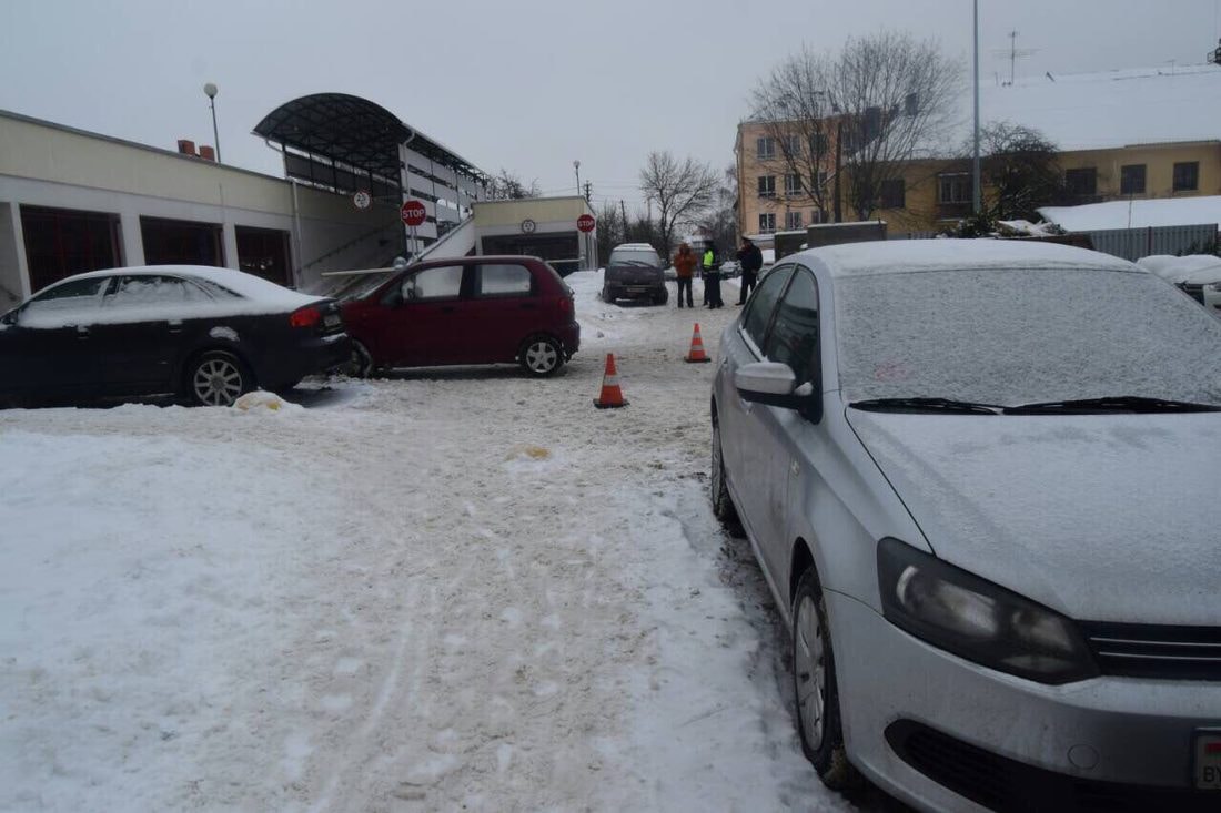 Во дворе автомобиль сбил четырехлетнего ребенка — мама на дочку не смотрела