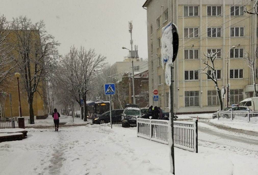 Прогноз погоды в гаи. Снег в городе. Снежное город сейчас. Летний снег. Новости города картинка.