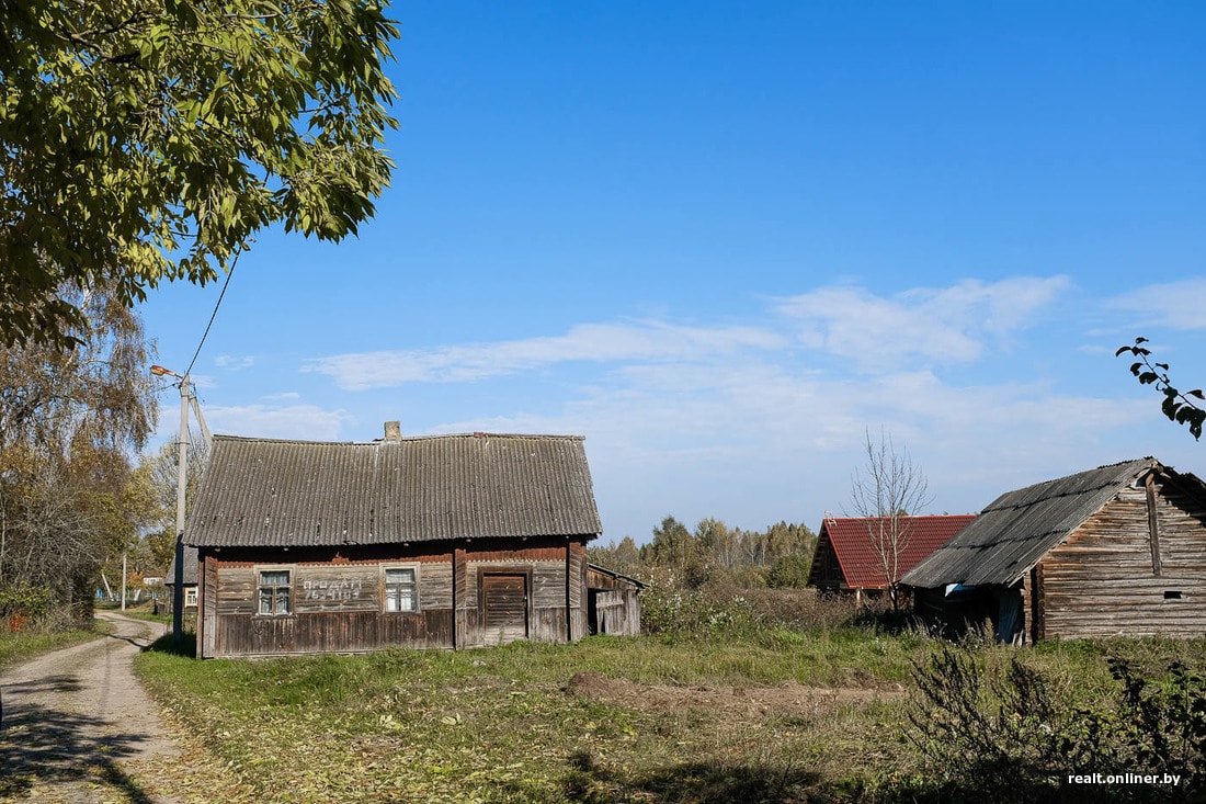 1 базовая в беларуси. Старенький деревенский дом. Крупное село. Один в деревне. Деревня Новоселки.