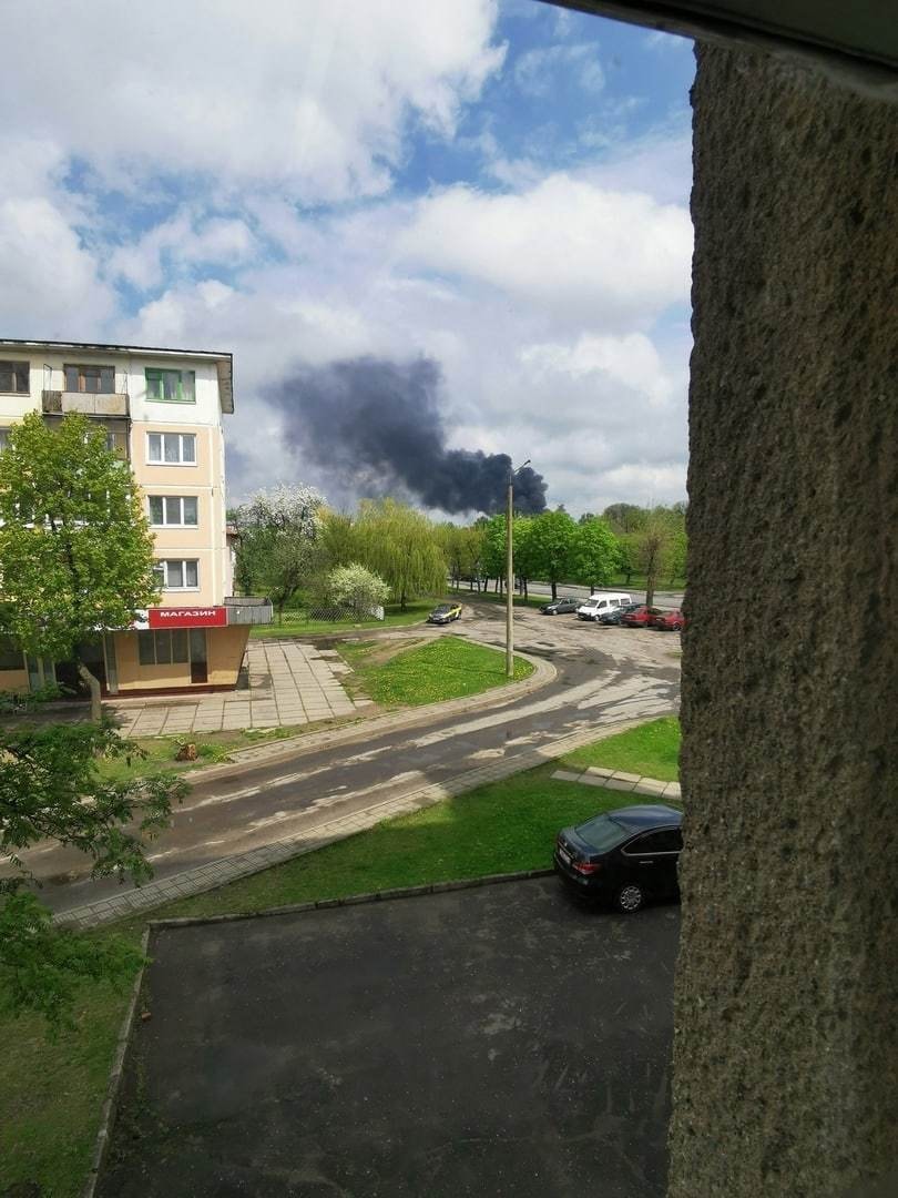 Могилев утопает в черном смоге. Так на территории бывшего регенераторного  завода горит резина