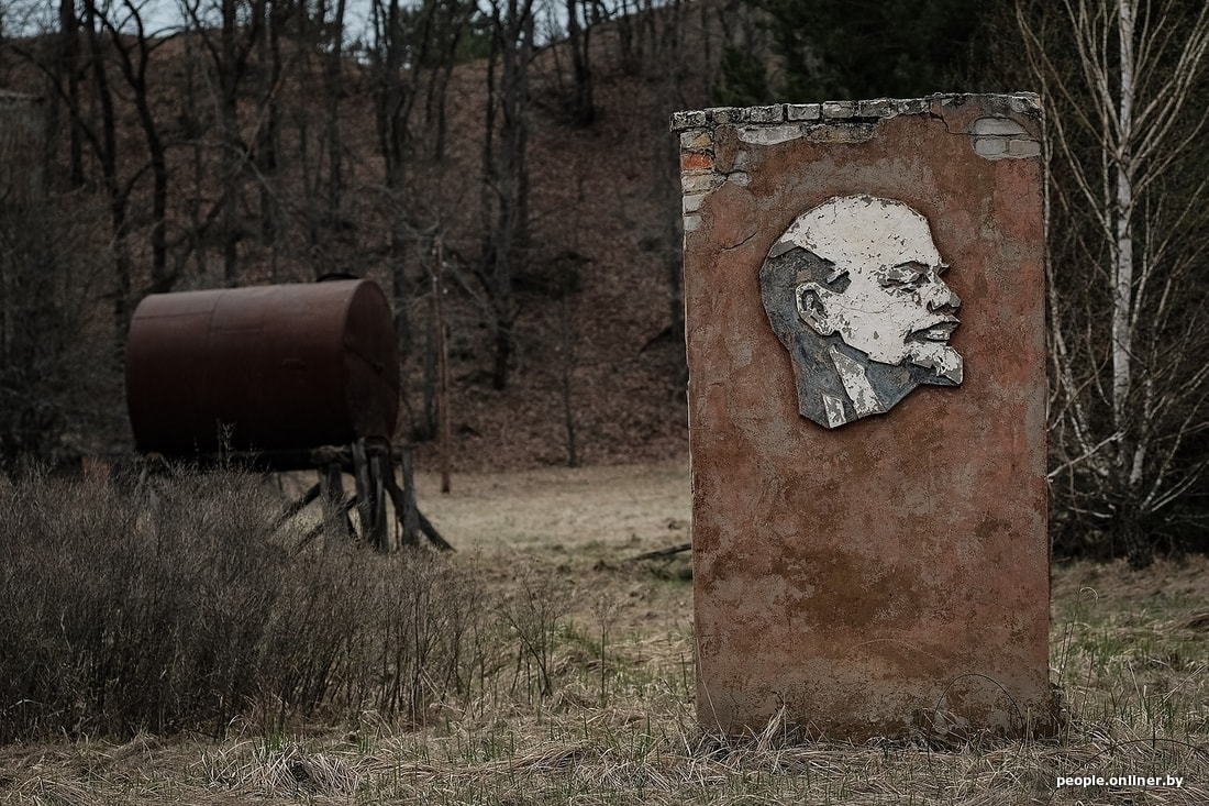 Школа погост. Старик у могилы. Кладбищенская школа Елань. Старик в могиле с деньгами фильм.