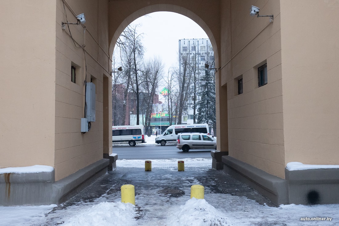 Въезд во двор. Элементы декора въезда во дворах. Въезд во двор дома с поворотом. Закрыли въезд во двор столбиками.