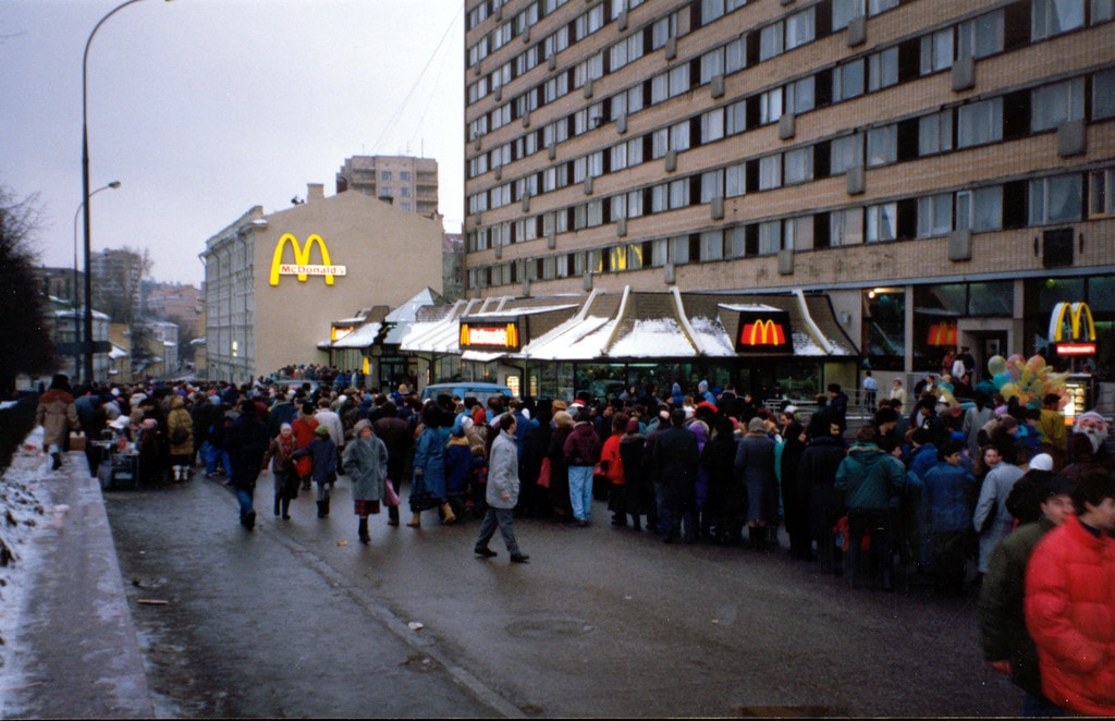 Какие макдональдсы открылись в москве. Открытие первого Макдональдса в Москве в 1990 году. Первый Московский Макдоналдс 1990. Очередь в макдональдс 1990 Москва. Очередь в макдональдс 1990 на Пушкинской.