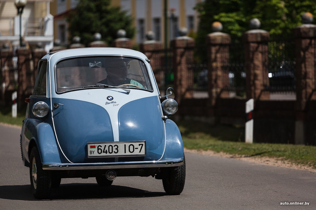 На старте ретроралли. Похожая на холодильник BMW Isetta, спасшая баварцев  от краха