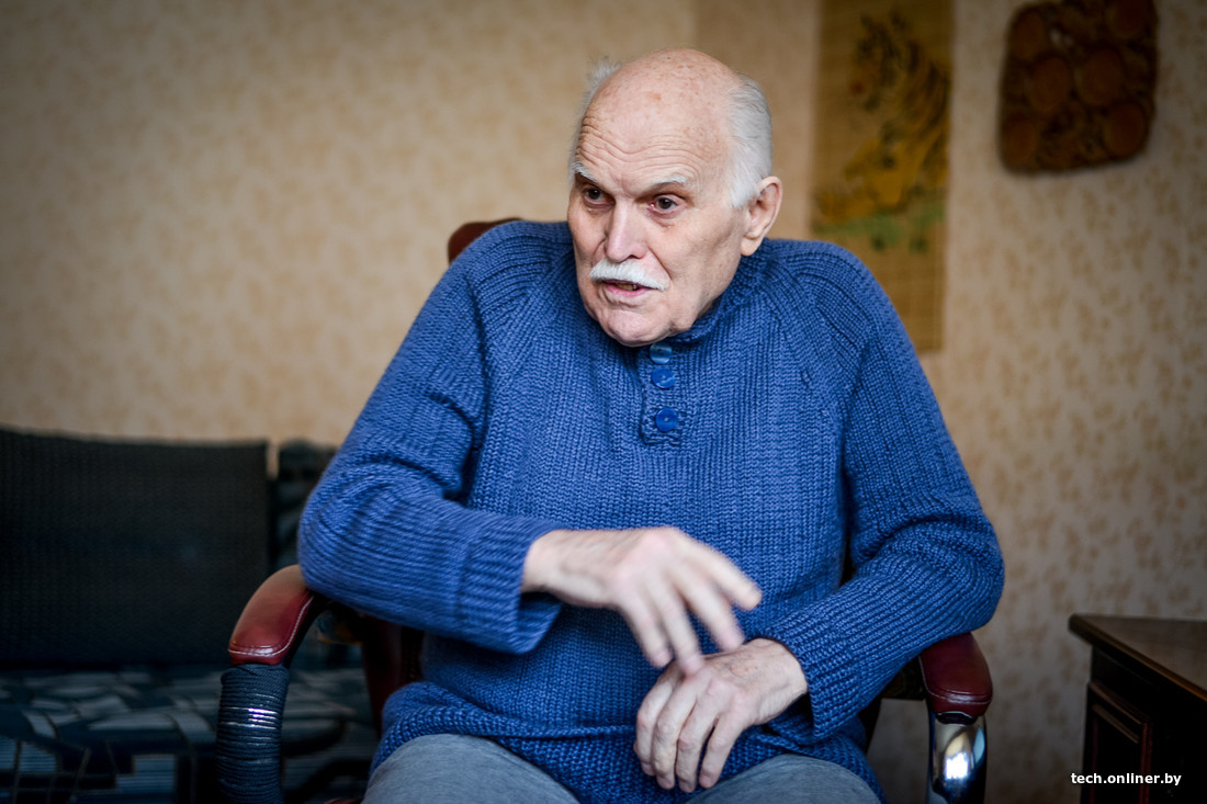 дед с мобильником. дедушка за компьютером. дед и баба. найди деда в интернете. дед сидит за компьютером.