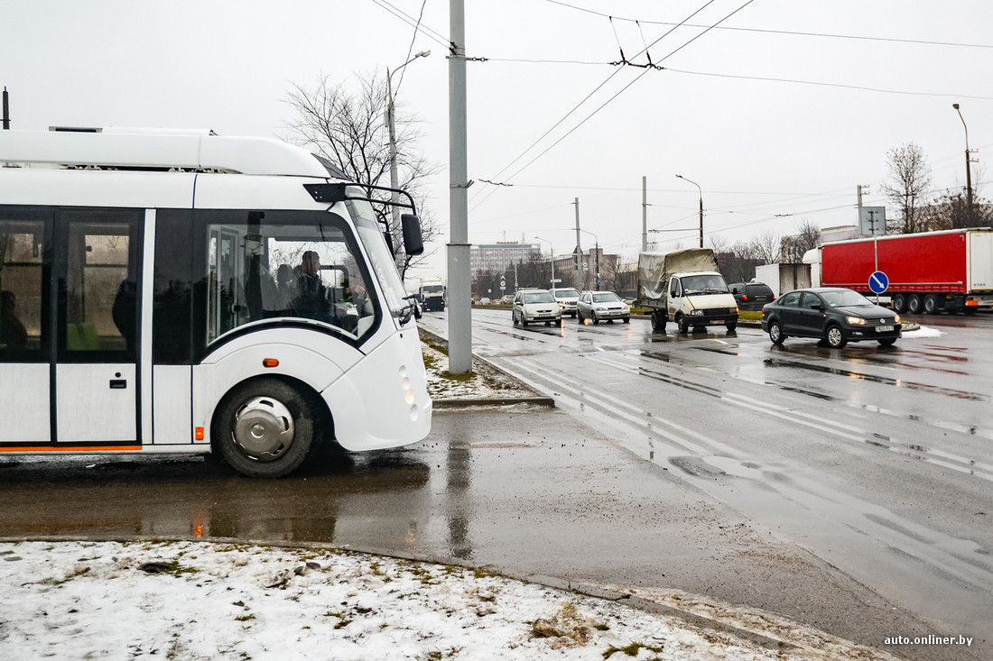 От автовокзала одновременно отъехали автомобиль