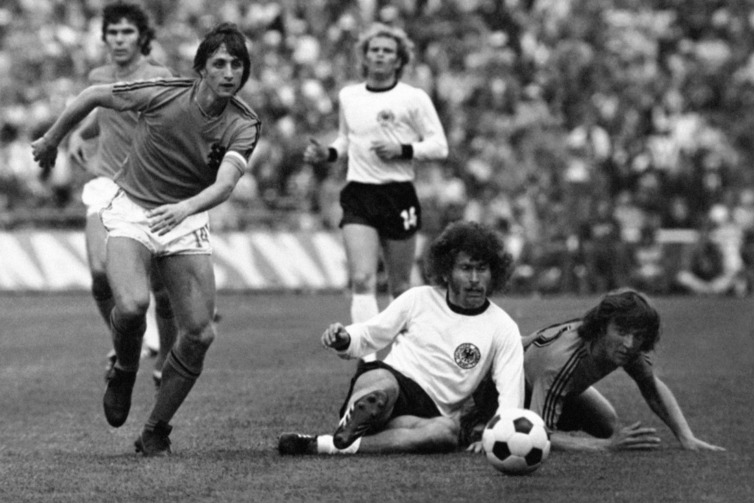 Футболист 20 века. Johan Cruyff 1974. Йохан Кройф и Марадонна. Герд Мюллер 1974. Пауль Брайтнер.