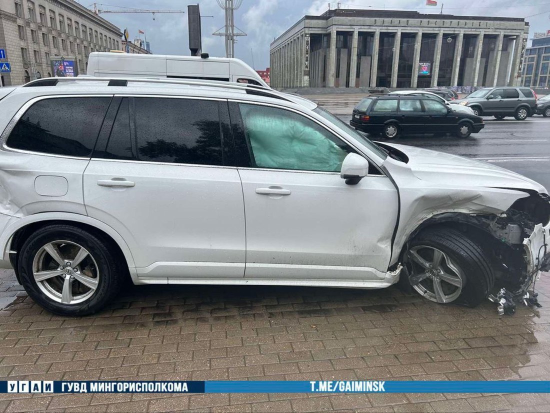 В центре Минска Volvo XC90 проехал на красный, столкнулся с Geely Tugella и  вылетел на тротуар