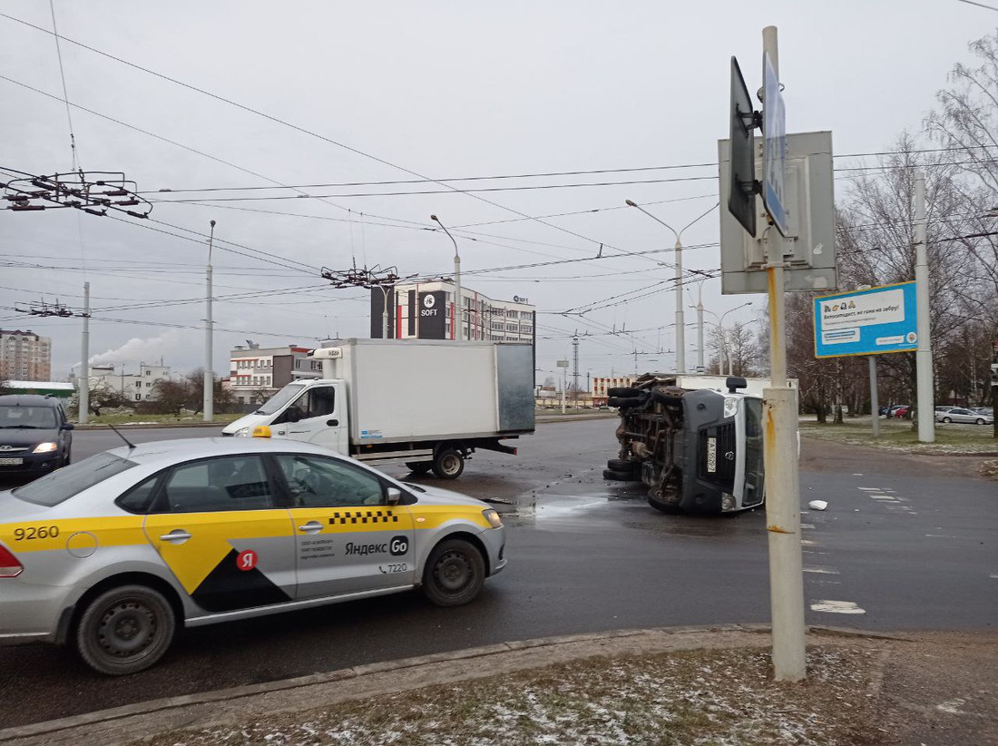 Видео: грузовик уложили на бок на перекрестке