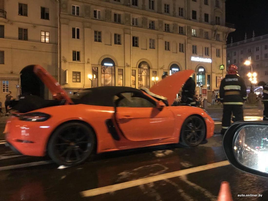 В центре Минска в движении загорелся Porsche