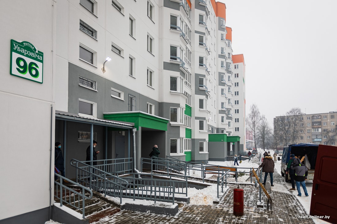 номер очереди на квартиру в минске фрунзенский район. 7296a64002a0b525fce1aa6394c8a9aa. номер очереди на квартиру в минске фрунзенский район фото. номер очереди на квартиру в минске фрунзенский район-7296a64002a0b525fce1aa6394c8a9aa. картинка номер очереди на квартиру в минске фрунзенский район. картинка 7296a64002a0b525fce1aa6394c8a9aa. Времена в Беларуси уже не те, что прежде. О бесплатных квартирах для многодетных остается только вспоминать (с ностальгией или злостью — зависит от убеждений вспоминающего). Сегодня в Чижовке заселяют социальную новостройку. В доме 76 двух-, 59 трех- и 2 четырехкомнатные квартиры, а значит, большинству многодетных семей вместо «трешек» и «четырешек» достались «двушки». В нынешних условиях люди рады и такой помощи от государства, но не все уже придумали, как разместить пять человек в двух комнатах. Да и финансируется строительство совсем не так, как в сытые годы: некоторым семьям вместо льготного кредита пришлось брать на квартиру коммерческий.