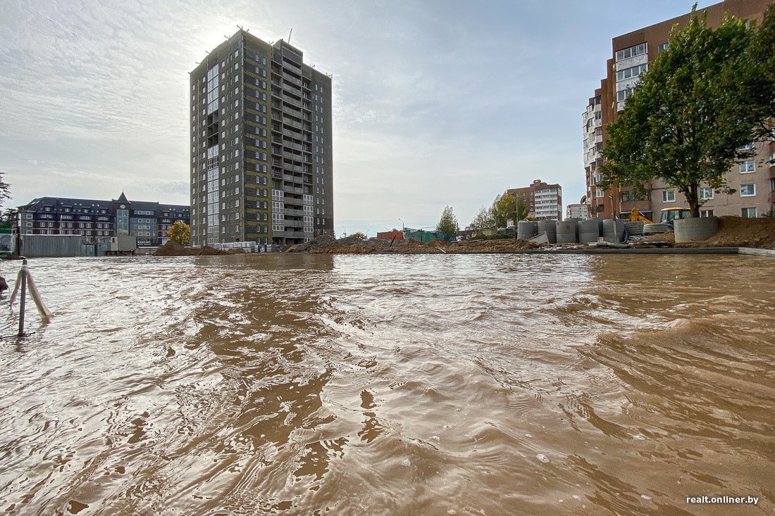 Во Фрунзенском районе исчезла вода из-под крана. Она затопила улицу Лобанка