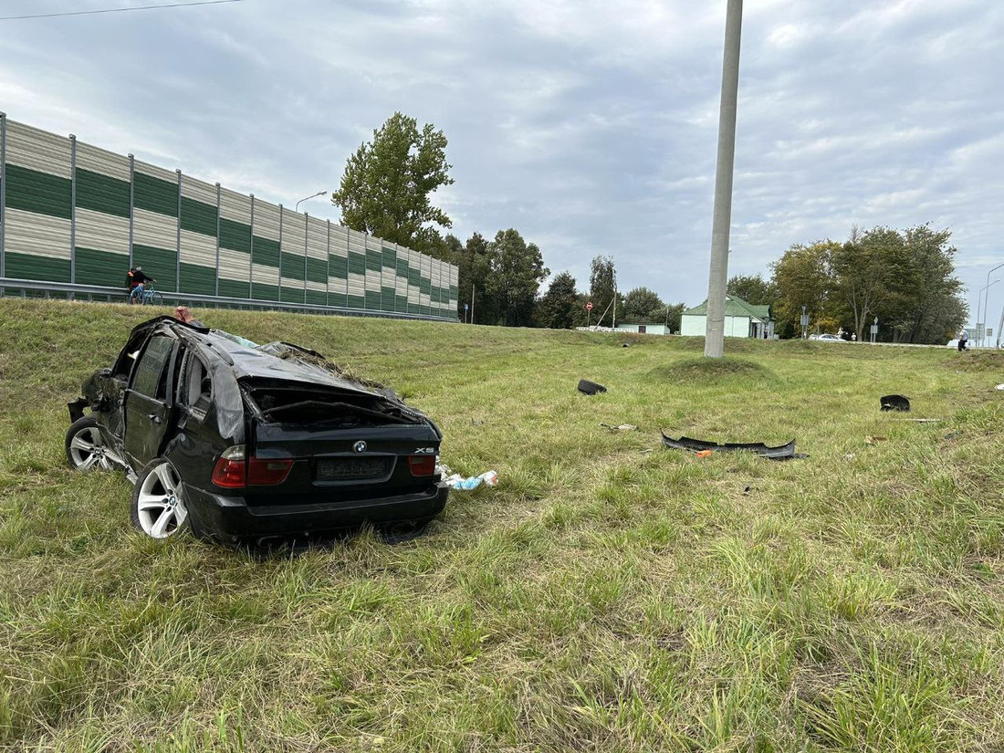 На трассе Минск — Микашевичи опрокинулся BMW X5, пострадали двое взрослых и  ребенок