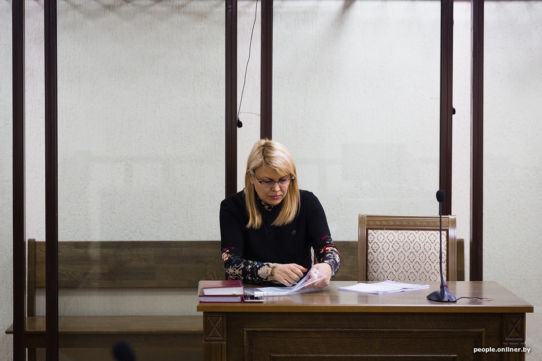 В Пинске начался суд по поводу конфликта директора школы и двух несовершеннолетних