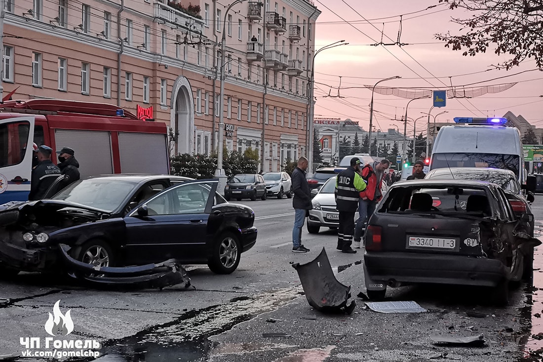 В Гомеле вновь ДТП с вылетом на тротуар. Появилось видео момента аварии -  Онлайн Тест ПДД