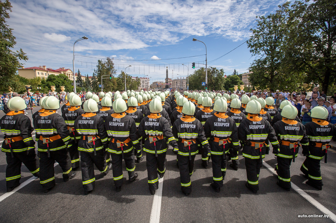 Мчс рб. МЧС Беларуси парад. Парад техники МЧС. Техника для МЧС Белоруссии. Парад техники МЧС Киев.