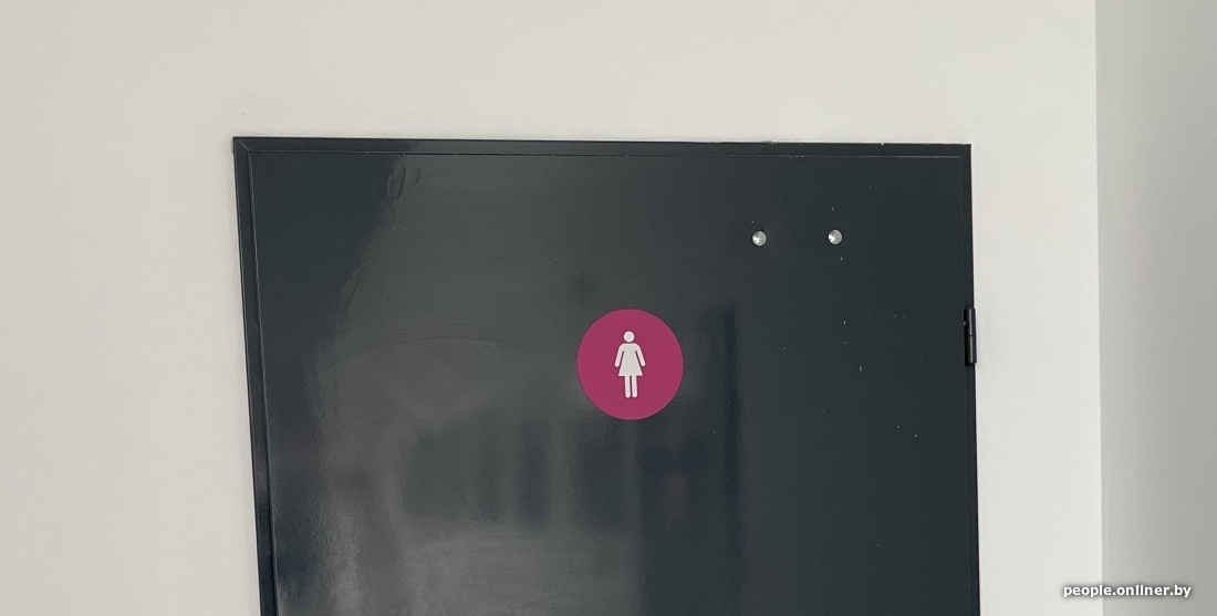 В туалете ресторана в Холмске за посетителями подглядывают скрытые камеры