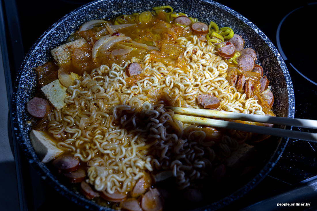 Как правильно заваривать дошик. Бэпэшка роллтон. Старый доширак. Фото доширака. Как заварить лапшу быстрого приготовления.