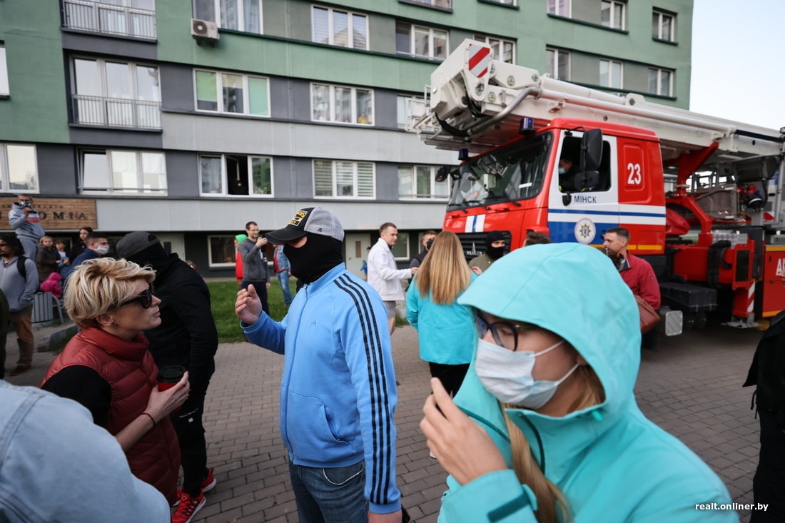 К ЖК «Каскад» приехали сотрудники МЧС и силовики. Случилась потасовка