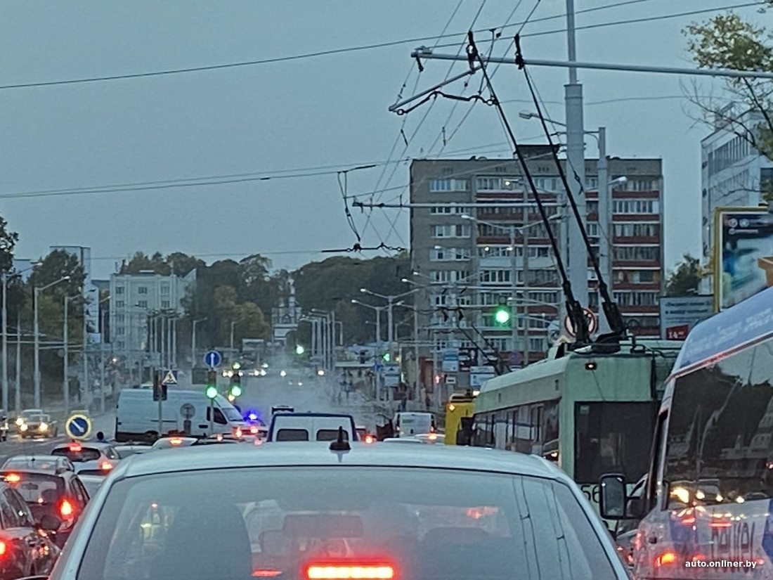 На Кальварийской загорелся автомобиль. На месте происшествия пробка