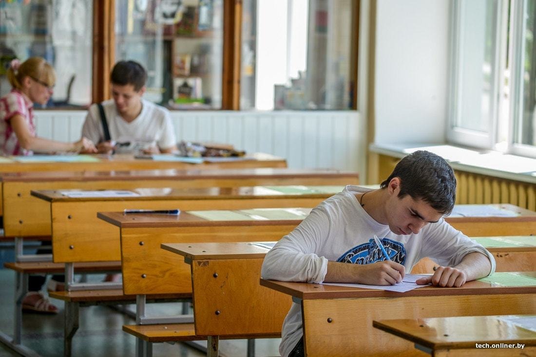 Учиться без. Ученик на экзамене. Экзамены в России. Ученик сдает экзамен за партой в форме. 1 Июня экзамен.