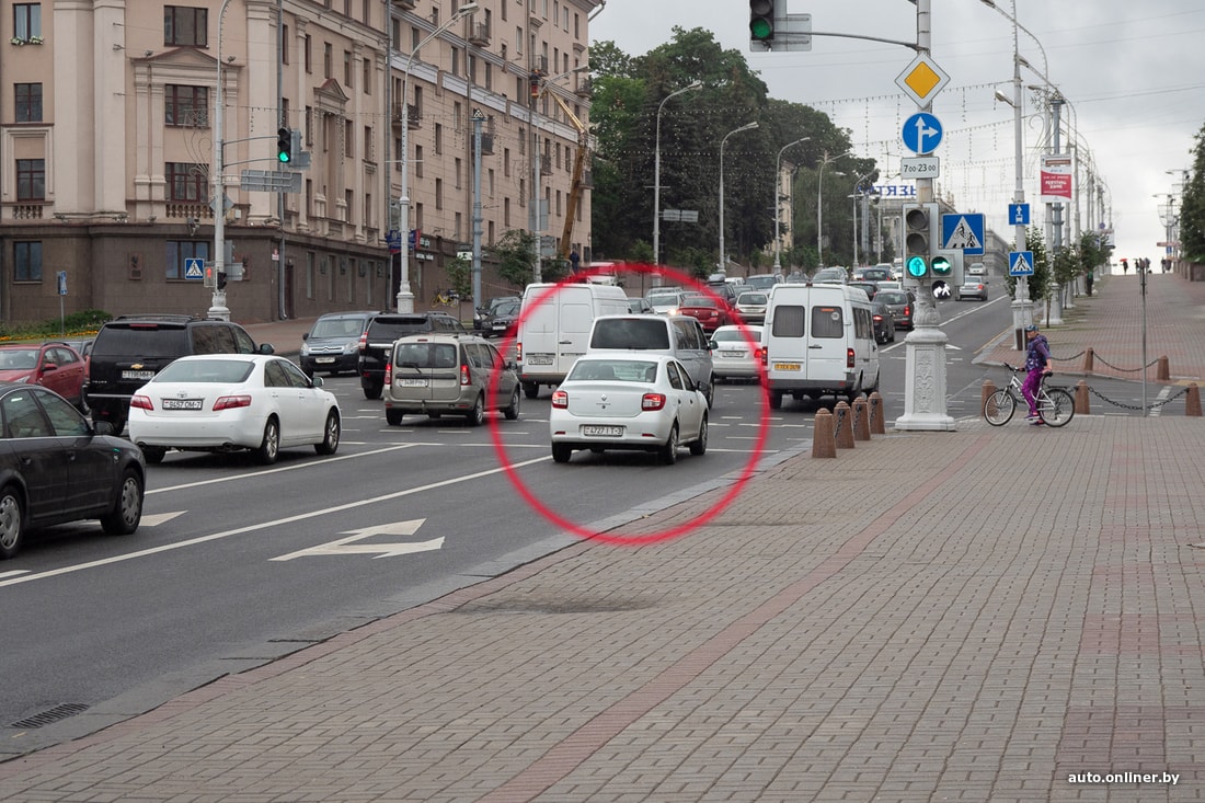 Перестраиваться на перекрестке. Перестраиваться в городе. Перестраиваться на дороге фото. Пробка перестраивающаяся в одну полосу. Трудности поворота.