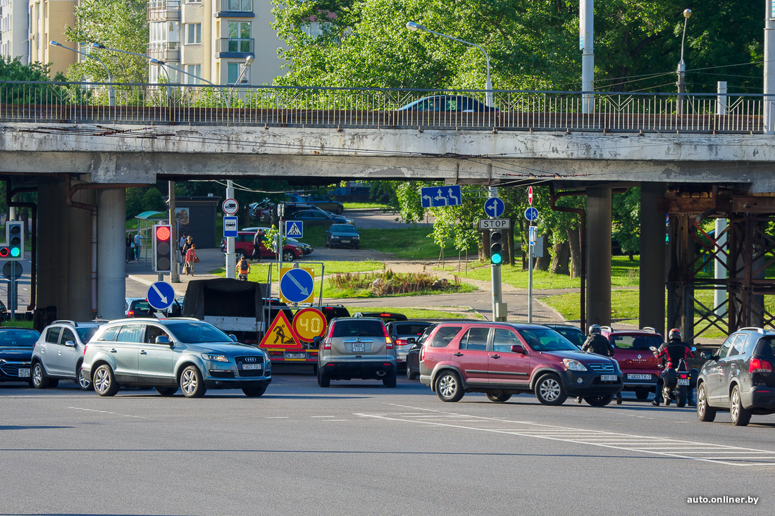 В Уручье укрепляют мост. Он сыпался уже давно