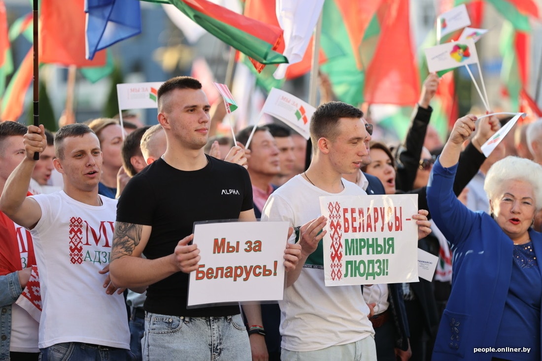 Картинки сегодня. Провластные митинги в Беларуси постеры. Плакаты живе Беларусь митинги. Флешмоб в поддержку митингующих Беларусь. Провластный митинг в Москве.