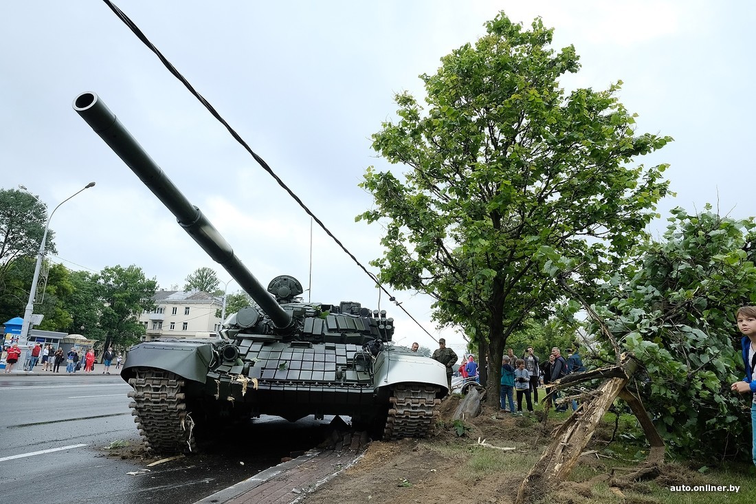 В центре Минска танк сбил столб и дерево