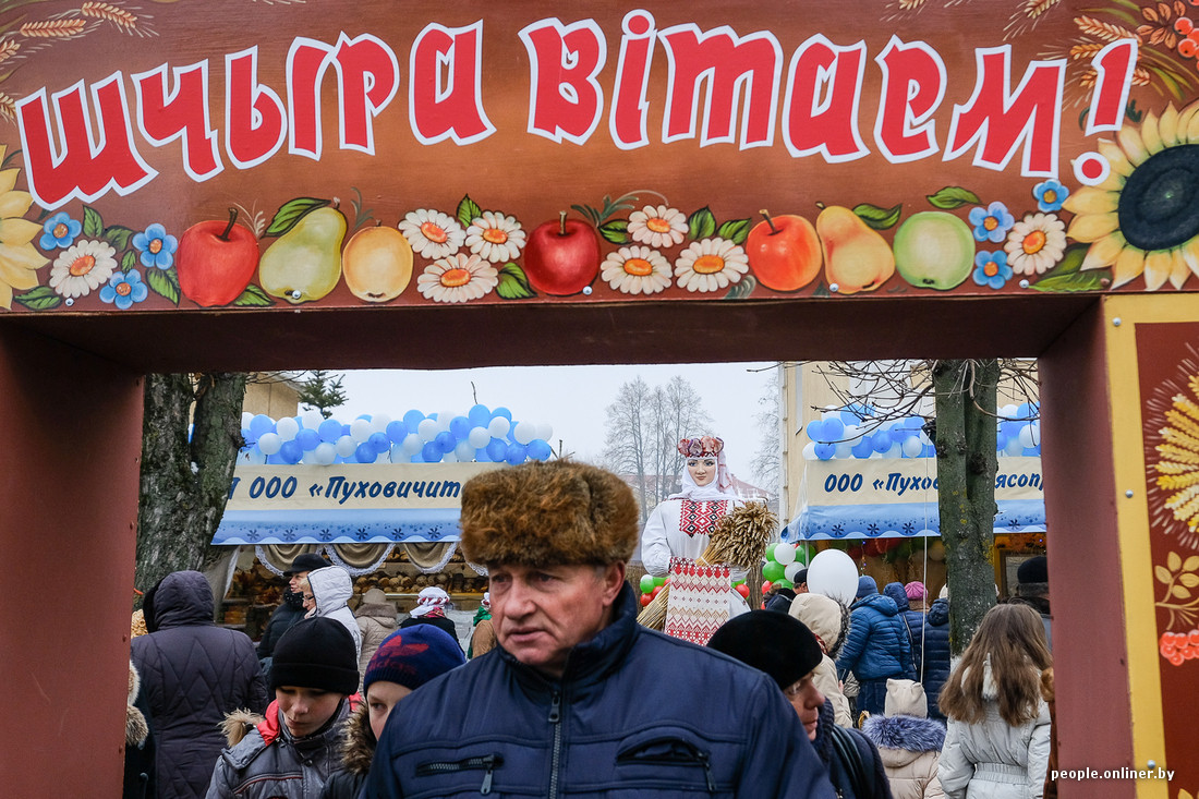 Фигуры из соломы на дожинки. Погода логойск. Крестьянское подворье фестиваль. Дожинки в логойске. Композиции из соломы на дожинки.
