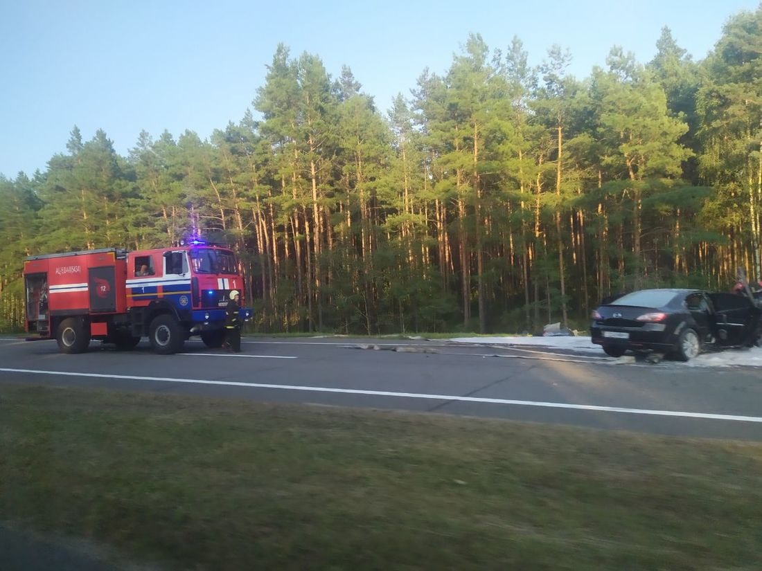 Момент страшного лобового ДТП на трассе М1 попал на видео, автомобиль тут  же загорелся