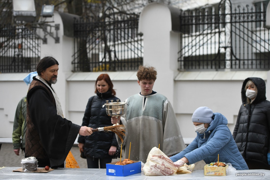 Пасха прихожане. Верующие на Пасху. Пасха как отмечают сейчас современное. Узбеки отмечают Пасху. Как православная семья проводит Пасху в России.