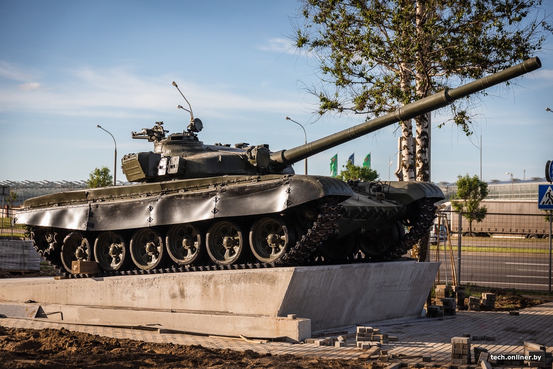 Минский т. Танк памятник т-72*. Памятник танк т72 в Белоруссии. Минск т 72. Танк т-72 на постаменте.