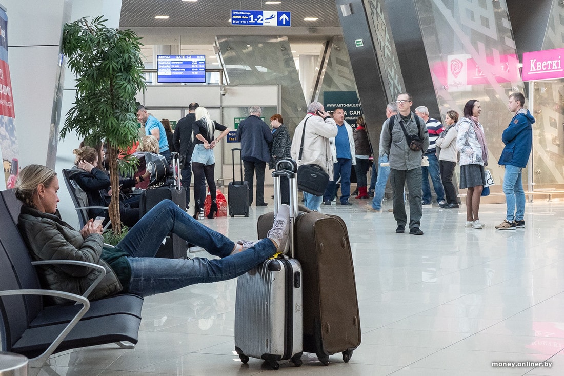 I take a plane to st petersburg. Оригинально встретить в аэропорту. Встреча в туристов в аэропорту с цветами. Фото человек перед аэропортом Минск. СМИ: «туристов» перестали выпускать из аэропорта Минска за границу.