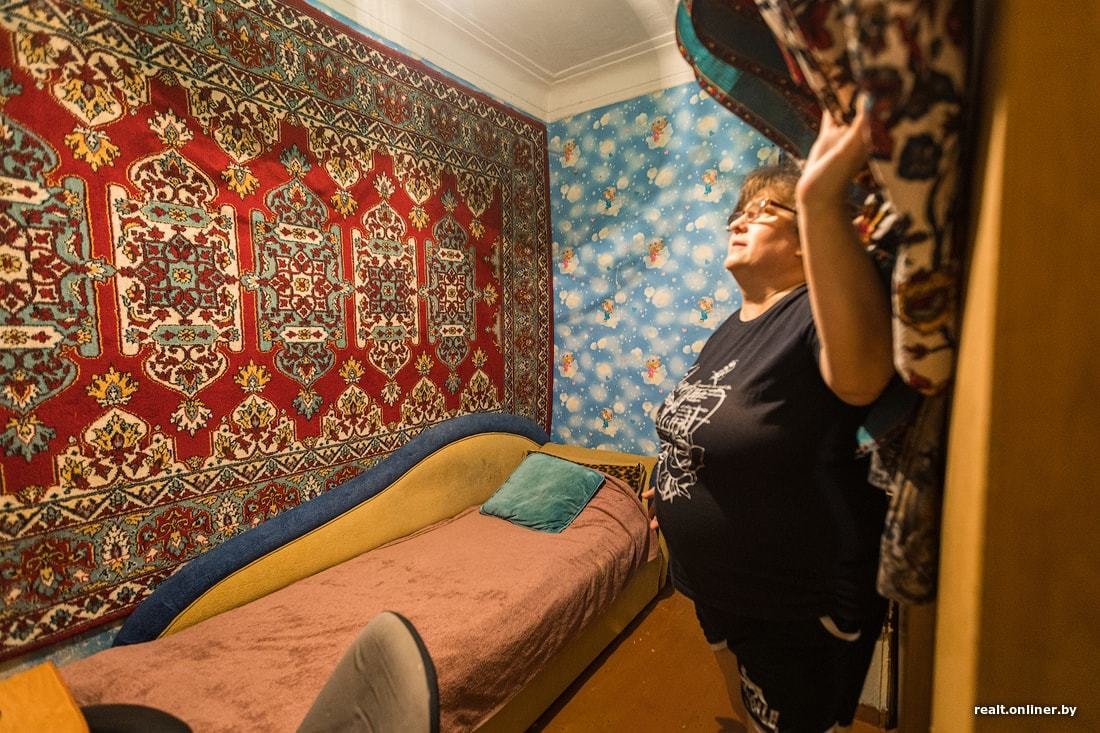 множество кошек в квартире. нормальная жизнь. куча кошек в доме. мужчины действительно думают что так жить нормально. много кошек дома.