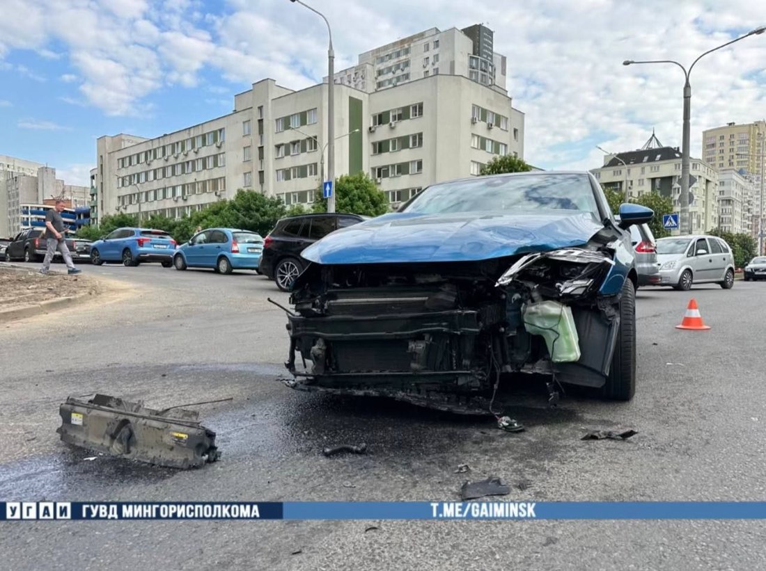 В Минске грузовик перевернулся после столкновения