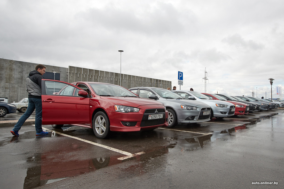 Владелец mitsubishi. Мицубиси на парковке. Мицубиси на парковке светится. Удар в бок Mitsubishi на парковке.