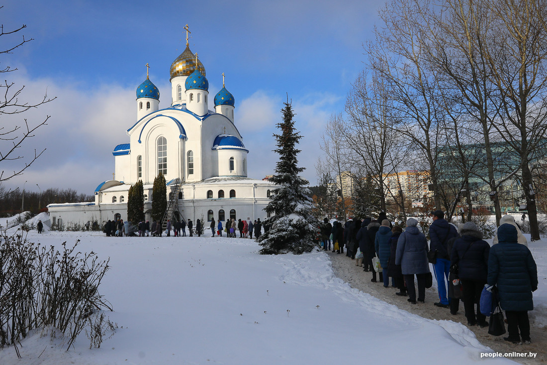 Огромные очереди за святой водой. Фото