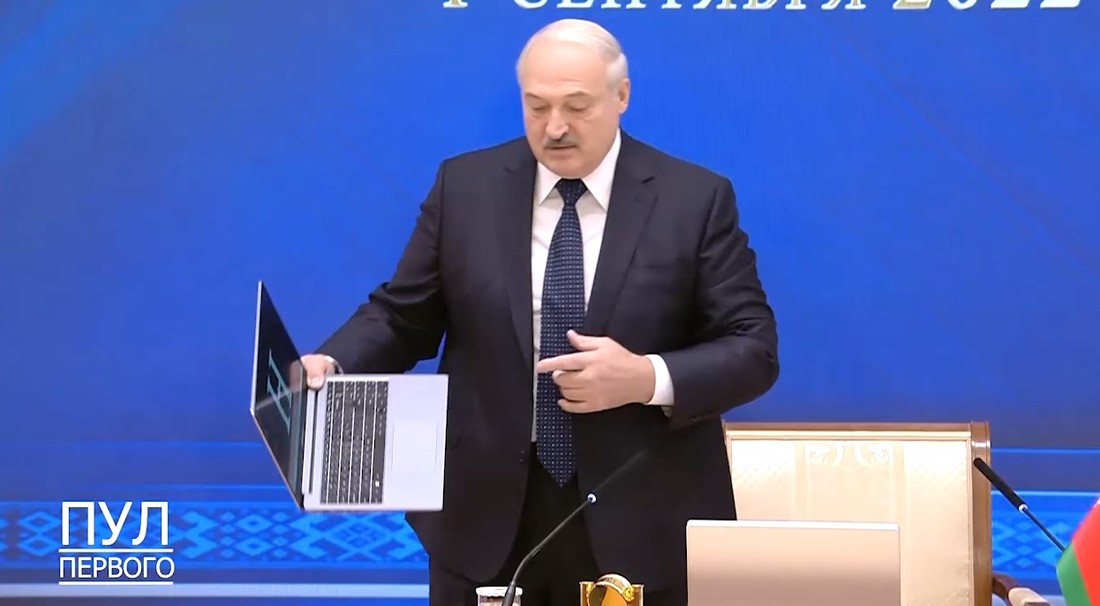 Бел правда. Лукашенко компьютер. Ноутбук Лукашенко Горизонт. Лукашенко показал первый компьютер, созданный в Беларуси. Лукашенко показал компьютер.