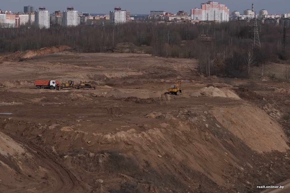 Рукотворная гора песка со стройки метро растет в Сухарево