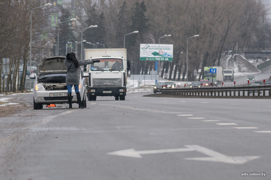 Эксперимент: у девушки в дороге сломалась машина, остановятся ли мужчины  помочь? | Zametno.by