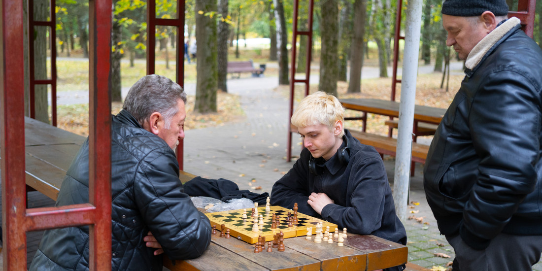 Камеди байден играет в шахматы. Дед и внук играют в шахматы. Мальчики играли в шахматы первая партия заняла у них 30 минут.