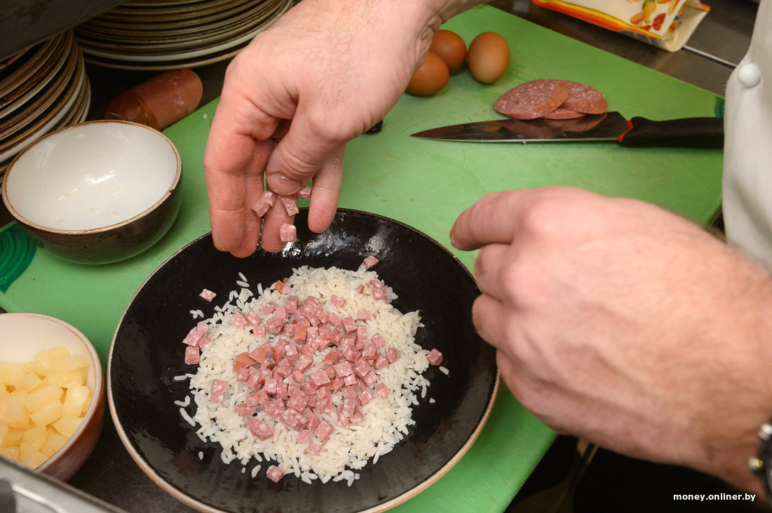 Готовим как в шикарные 90-е: мясо по-французски, крабовый салат, ананасы и  много майонеза