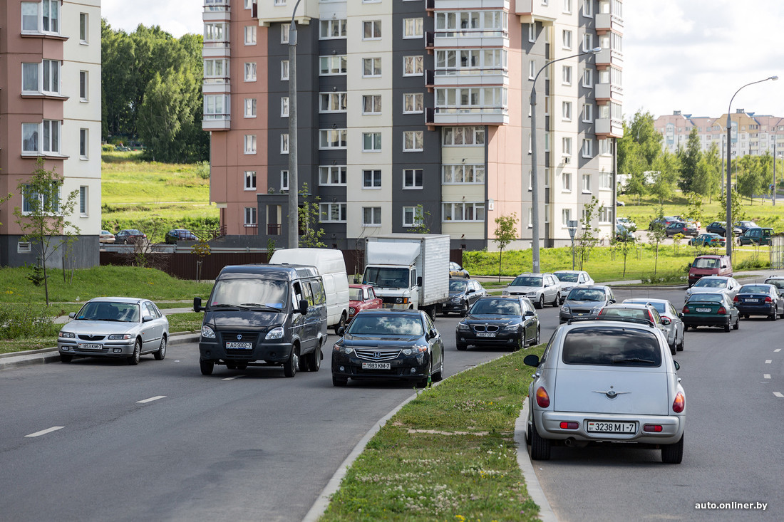 Парадокс в Сухарево: почему водители устроили парковку в крайней левой  полосе?