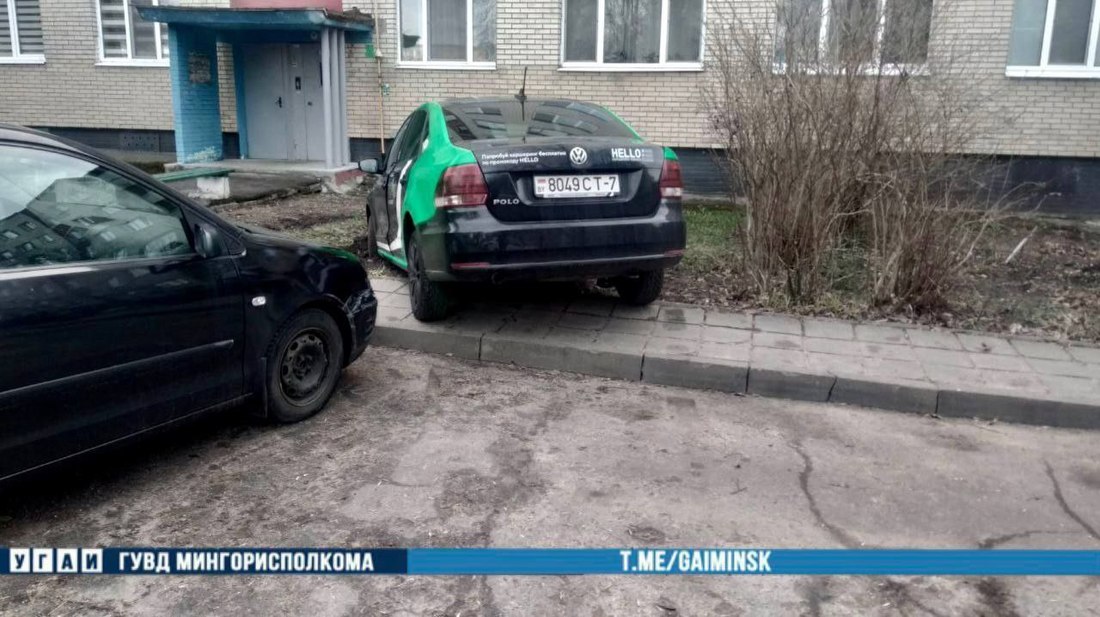 Каршеринг паркуют во дворах. Машина во дворе. Припаркованная машина.