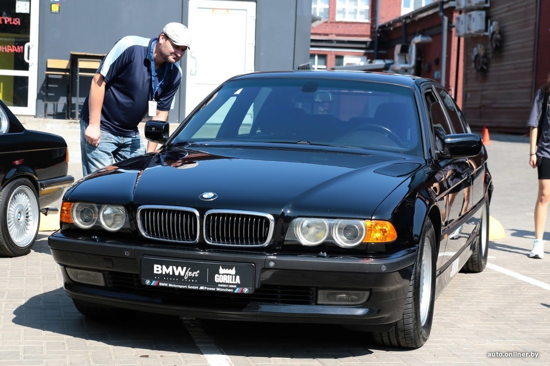 В Минске собрались любители BMW. Посмотрите на их машины