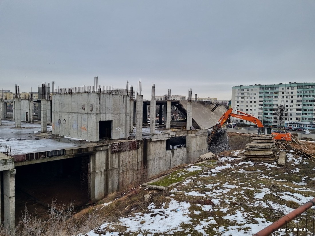 На Притыцкого появилась спецтехника — сносят долгострой «Гулливера»