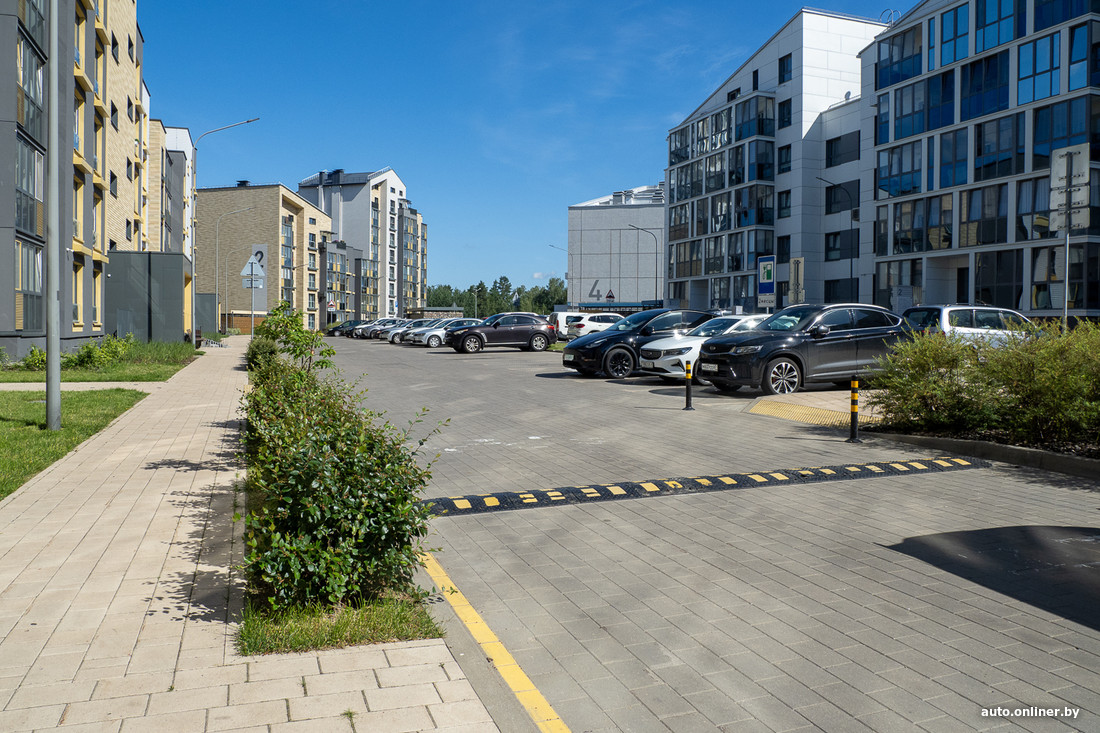 Парковка во дворах: что сказано в ПДД